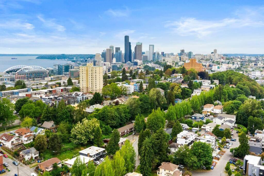Hillside In Seattle - Updated And Well Appointed. エクステリア 写真